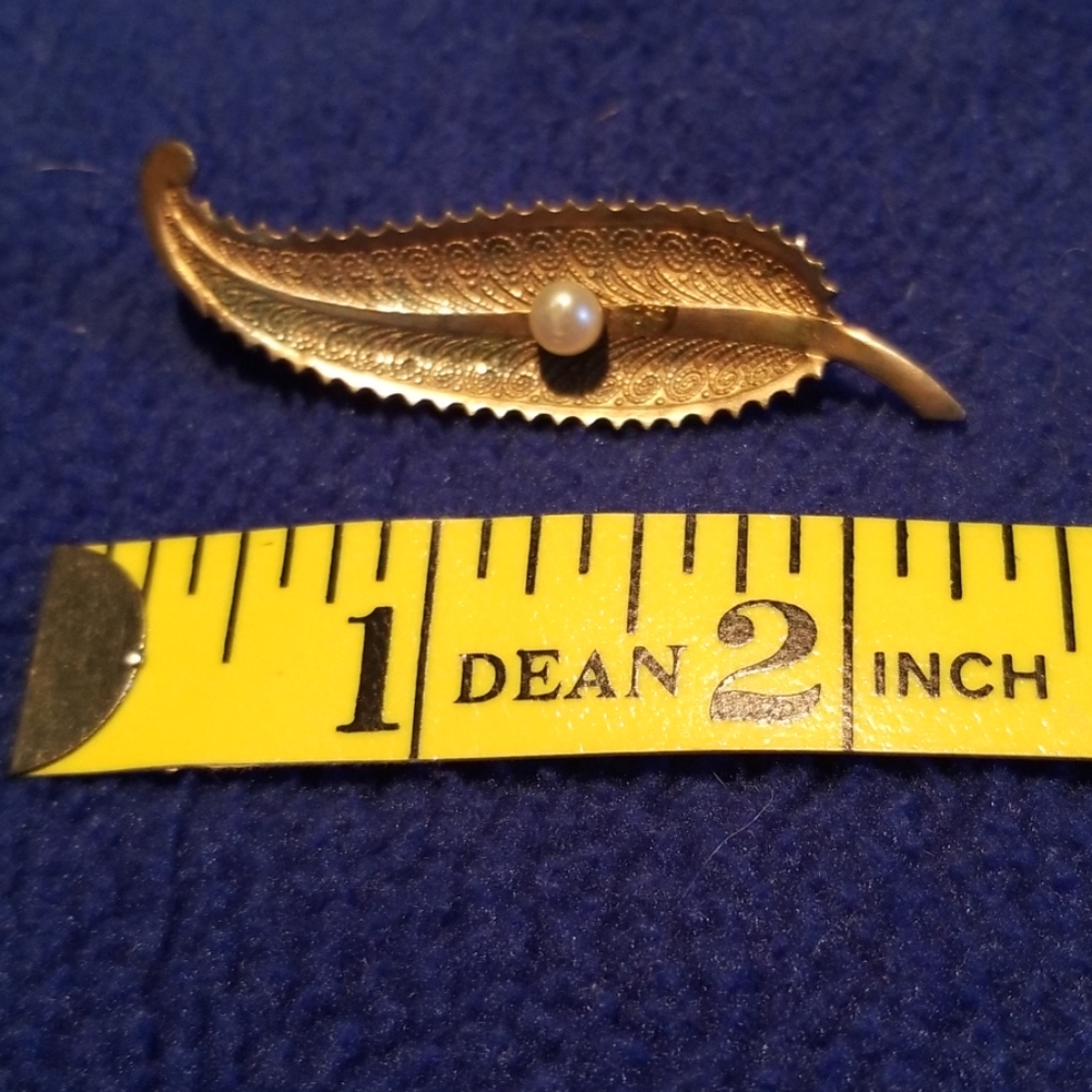 Antique leaf brooch with a pearl